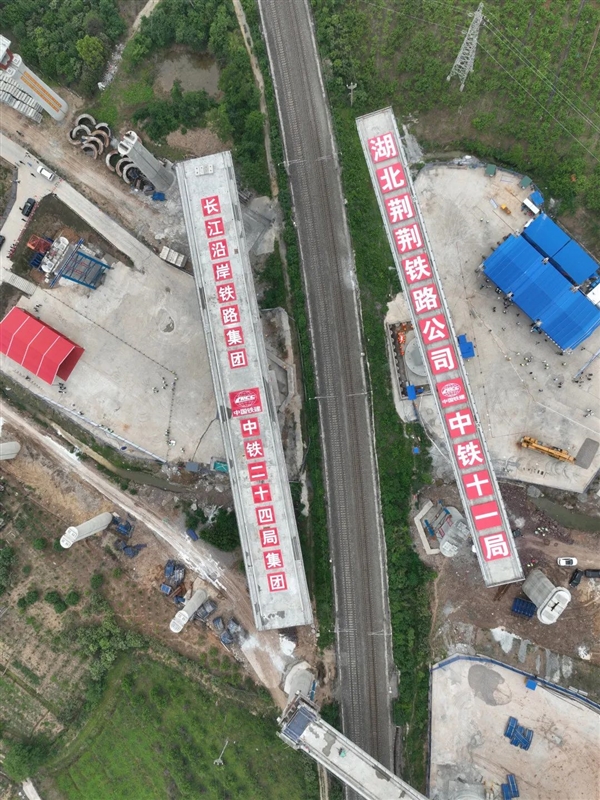 全国第一次！两条高铁的两座特大桥同时转体
