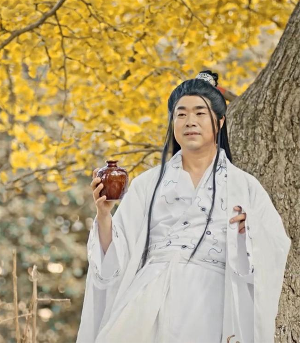 “挖呀挖”黄老师开始转型：素颜遭吐槽 “丑”局长解围