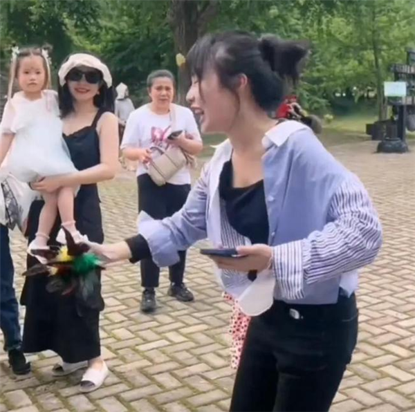 “挖呀挖”黄老师开始转型：素颜遭吐槽 “丑”局长解围