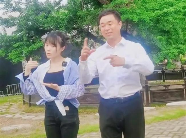 “挖呀挖”黄老师开始转型：素颜遭吐槽 “丑”局长解围