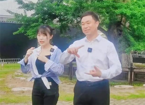 “挖呀挖”黄老师开始转型：素颜遭吐槽 “丑”局长解围