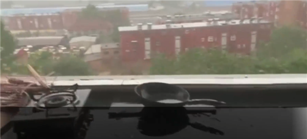 河南大暴雨！女子家中厨房窗户被吹掉：庆幸无人受伤