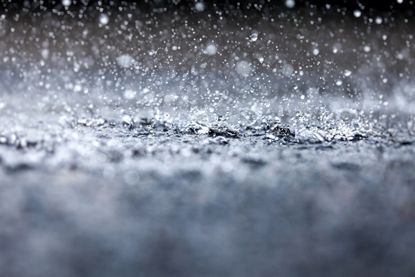 河南大暴雨！女子家中厨房窗户被吹掉：庆幸无人受伤