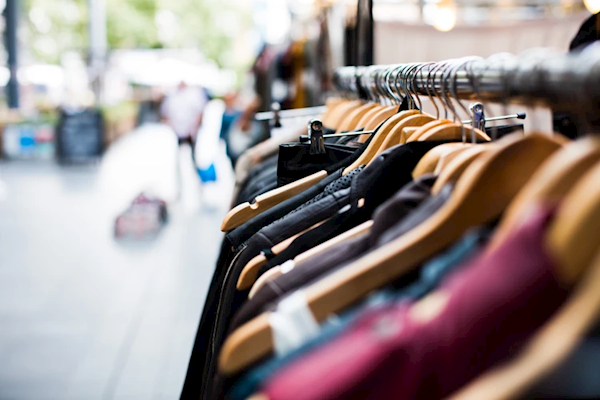 店员称衣服掉地上摔个洞需赔款：最终结果让网友不淡定