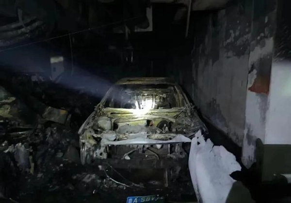 小区地库起火烧毁十几辆车 消防报告:小鹏电动车起火所致