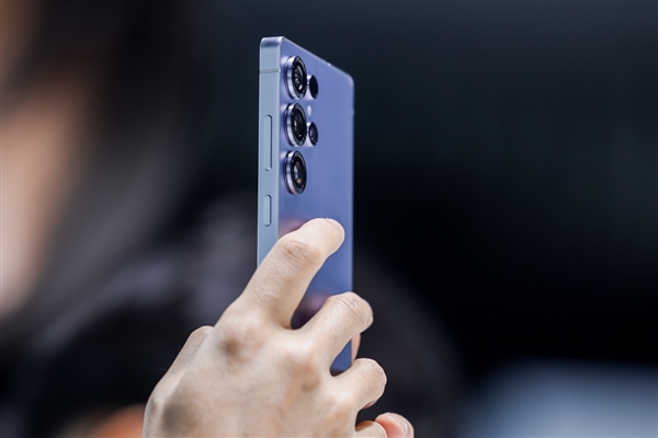 从智能中枢到超拟人助手：三星揭示手机未来形态