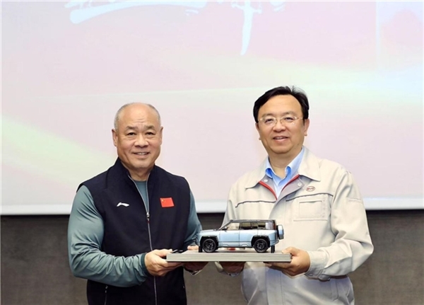 李宁体验仰望U8应急浮水 直竖大拇指