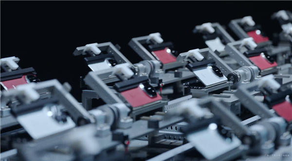 华为Mate X7搭载全新玄武架构:更耐摔、80℃热水也不怕