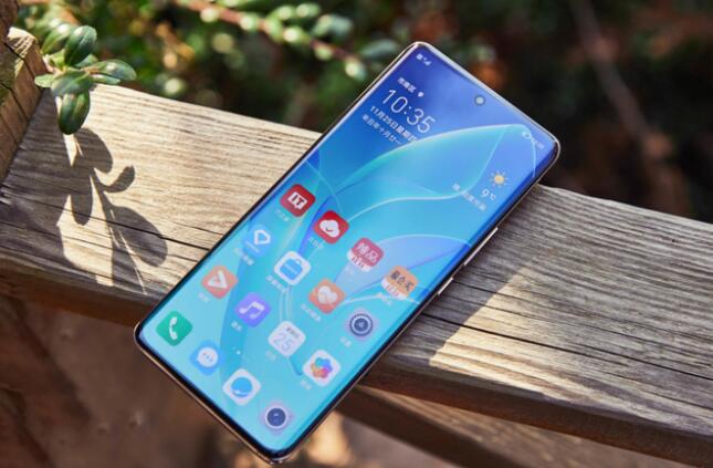 荣耀70pro是直屏吗