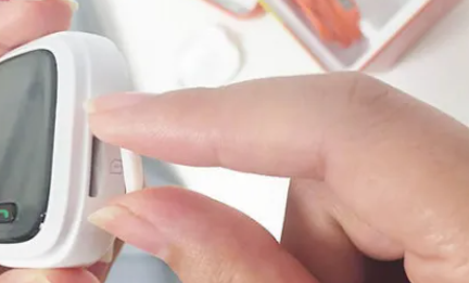 小天才电话手表z9插卡方法