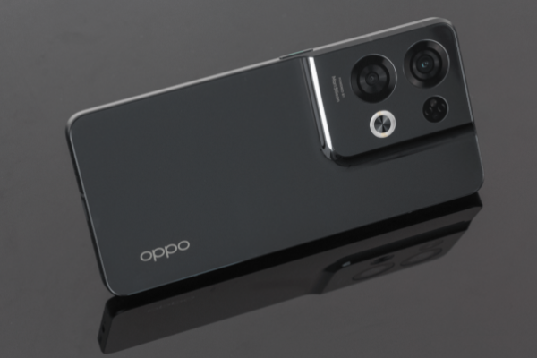 reno8pro+是曲面屏吗