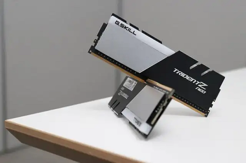 芝奇焰光戟和皇家戟哪个好